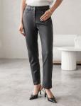 Брюки mom fit из эластичного хлопка с покрытием под кожу