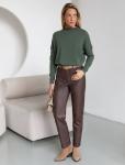 Брюки mom fit из эластичного хлопка с покрытием под кожу