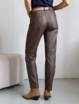 Брюки mom fit из эластичного хлопка с покрытием под кожу