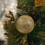 Искусственная ёлка настольная «Зимнее волшебство. Звёздная» в горшочке, шары и ягодки, 27 см, ветки ПВХ отгибаются