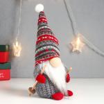 Кукла интерьерная текстильная «Дед Мороз с лыжными палками, серый колпак с узорами», 27?12?8 см