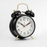 Будильник «Пеннант», с подсветкой, d=9 см, 17?11.5 см, от батарейки АА, чёрный