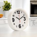 Будильник-часы настольные «Классика», дискретный ход, d=15 см, 16.5?16.5 см, от батарейки АА