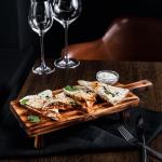 Доска для подачи на ножках Magistro, 38?17?6.5 см, обожжённая, дерево из натурального кедра