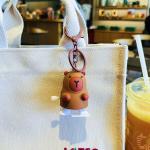 В мире животных | Объемный брелок Заводная капибара, р-р 6х3,5см (белые ножки) (в холщовом мешке)