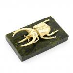 Жук на подставке из змеевика 60*35*18мм