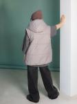 Жилет с капюшоном утепленный серо-бежевый