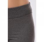 Брюки утепленные умеренного объема немного зауженные к низу, сзади карман