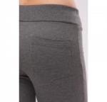 Брюки утепленные умеренного объема немного зауженные к низу, сзади карман