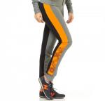 Брюки трехцветные умеренного объема на манжете, задняя часть черного цвета, на лампасе "принт"