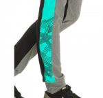 Брюки трехцветные умеренного объема на манжете, задняя часть черного цвета, на лампасе "принт"