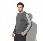 Футболка двухцветная с длинным рукавом, на полочке «принт».