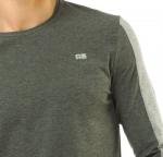 Футболка двухцветная с длинным рукавом, на полочке «принт».