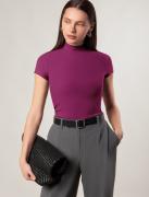 Футболка из фактурного трикотажа в рубчик