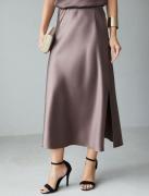 Юбка миди с разрезом из струящегося плотного сатина