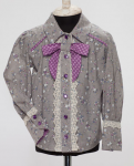 Блуза серая в мелкий цветочек с фиолетовым бантом в горошек и отделкой кружевом