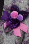 Жакет из серой шерстяной фланели с орнаментом из роз и фиолетовой брошью-букетом