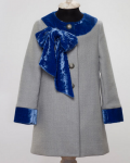 Пальто шерстяное серое с отделкой и бантом из ярко-синего шелкового бархата