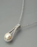 Pearls Melody. Кулон каплевидной формы с белой жемчужиной