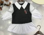Блузка школьная с имитацией жилета с эмблемой из страз арт. 608787