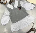 Блузка школьная с имитацией жилета с эмблемой из страз арт. 608785