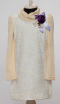 Платье кремовое трикотажное с вышитой сеткой и брошью роза