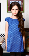 Платье-футляр из синего фактурного жаккарда для девочки