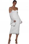 Белое бандажное платье с открытыми плечами и кружевными расклешенными рукавами
