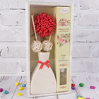 Подарочный  набор "Ароманастроение" с аромамаслом "Сандал", диффузором, палочками с красными цветком