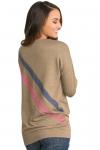 Бежевый пуловер с диагональными полосами на спине
