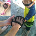 Перчатка для очистки ребенка от песка
