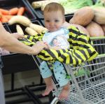 Детское кресло - накидка для корзины в супермаркете