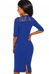 Ярко-синее платье-футляр с V-образным вырезом и кружевной кокеткой
