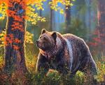 Большой медведь в осеннем лесу
