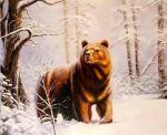 Большой медведь в зимнем лесу
