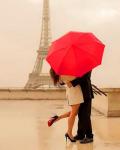 Поцелуй под красным зонтом в осеннем Париже