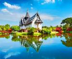 Храм у озера в Таиланде