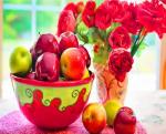 Букет цветов и миска яблок