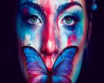 Портрет девушки с синей бабочкой