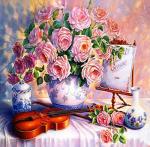 Букет из роз и скрипка на столе