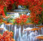 Водопад в красочном осеннем лесу