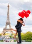 Поцелуй на фоне Эйфелевой башни с красными шарами