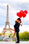 Влюбленная пара с красными шарами на фоне Эйфелевой башни