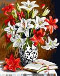 Белые и красные лилии в черно-белой вазе
