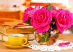 Букет роз в прозрачной вазе и чай