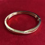 Лаконичный браслет-обруч Morning из качественного металла золотистого цвета