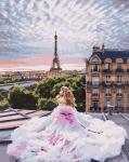 Девушка в роскошном платье на крыше парижского дома