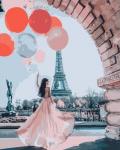 Легкая девушка с шариками на фоне Эйфелевой башни