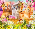 Котята в корзине среди красивых цветов