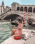 Девушка у моста Риалто в Венеции